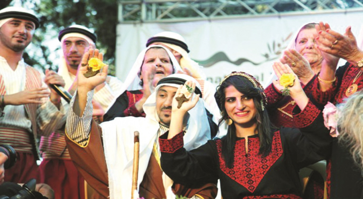 الحناء موروث فلسطيني أصيل يزين الأعراس